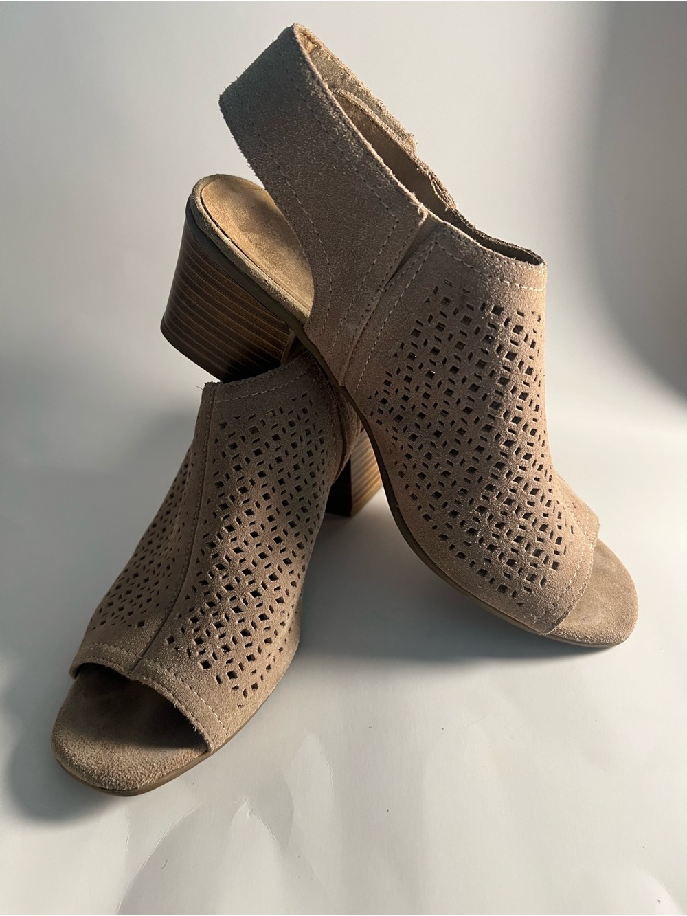 Sonoma Slingback Peep-Toe Heeled Sandals in Taupe Size 9